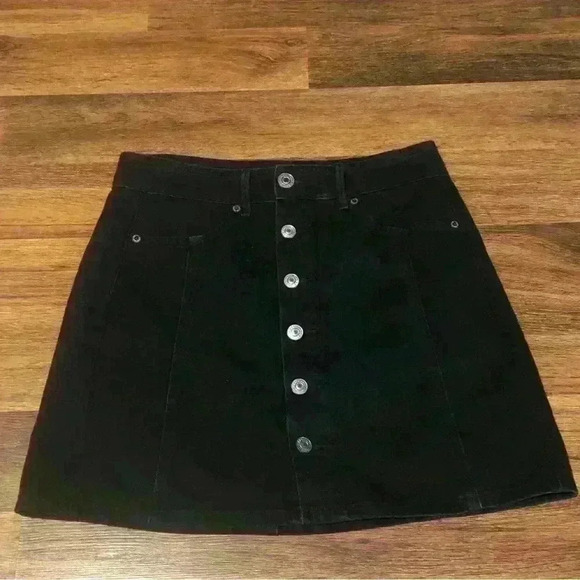 American Eagle Outfitters Dresses & Skirts - American Eagle black button down Jean mini skirt.